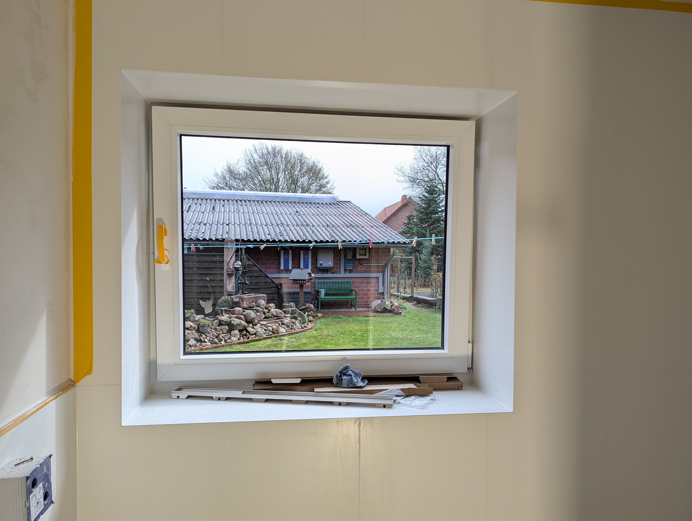 Perfekte Fliesen-Ecke mit 45°-Gehrungsschnitt an einer Fensterlaibung