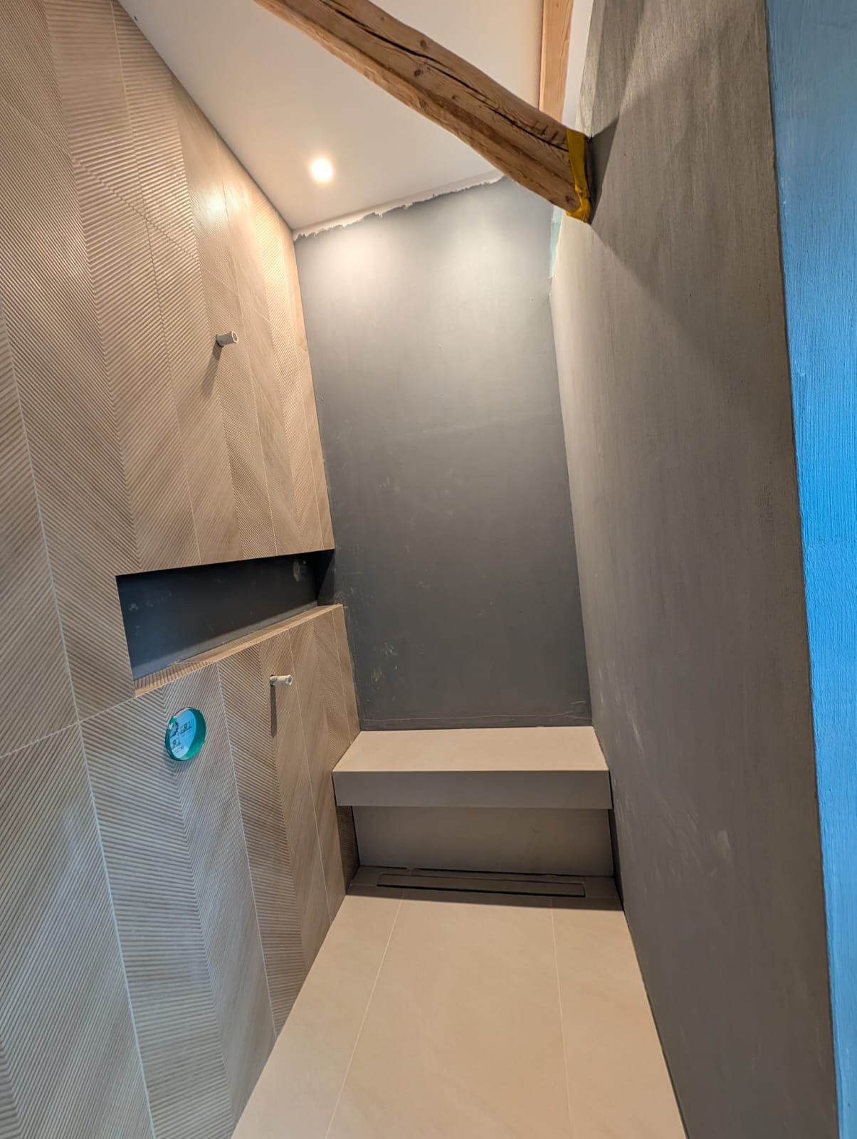 Dusche in Steinbrink – Zwischenstand mit verlegten Fliesen