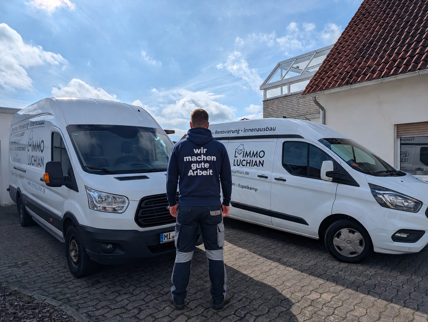 Das IMMO LUCHIAN Team vor den Firmenfahrzeugen