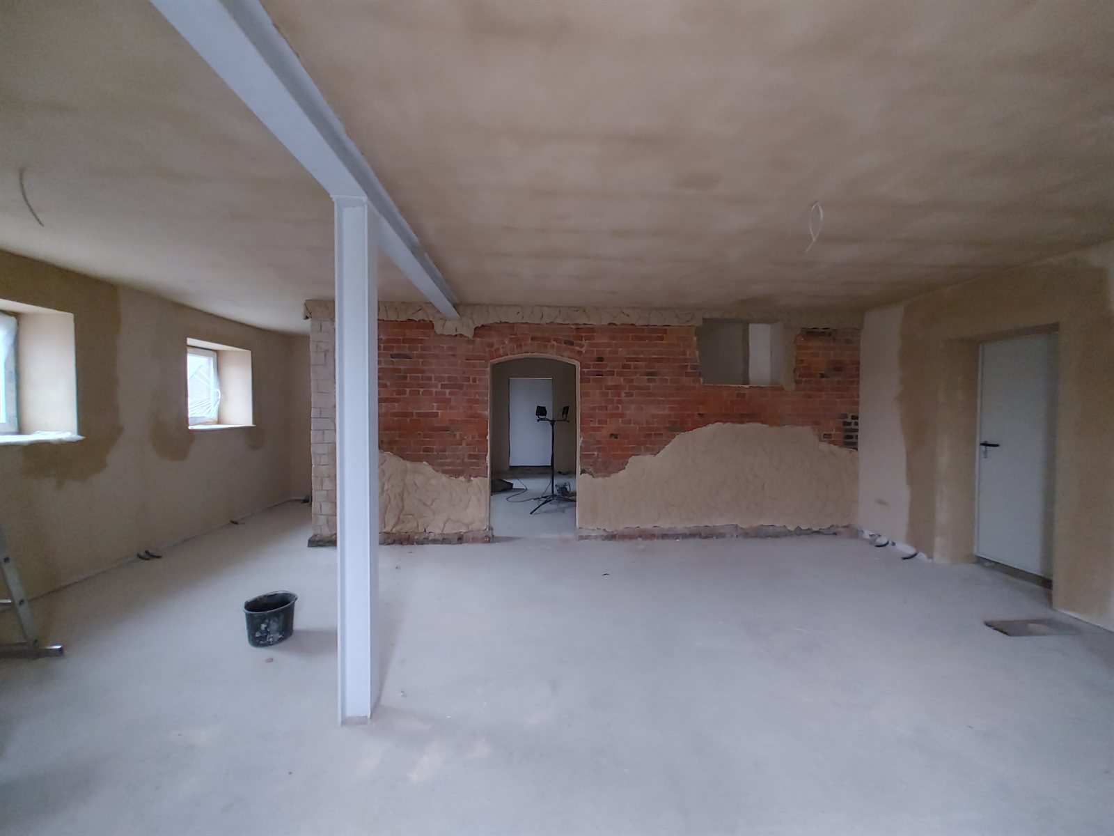 Stallumbau Rahden – Baustelle mit verputzten Wänden und freigelegter Ziegel-Design-Wand