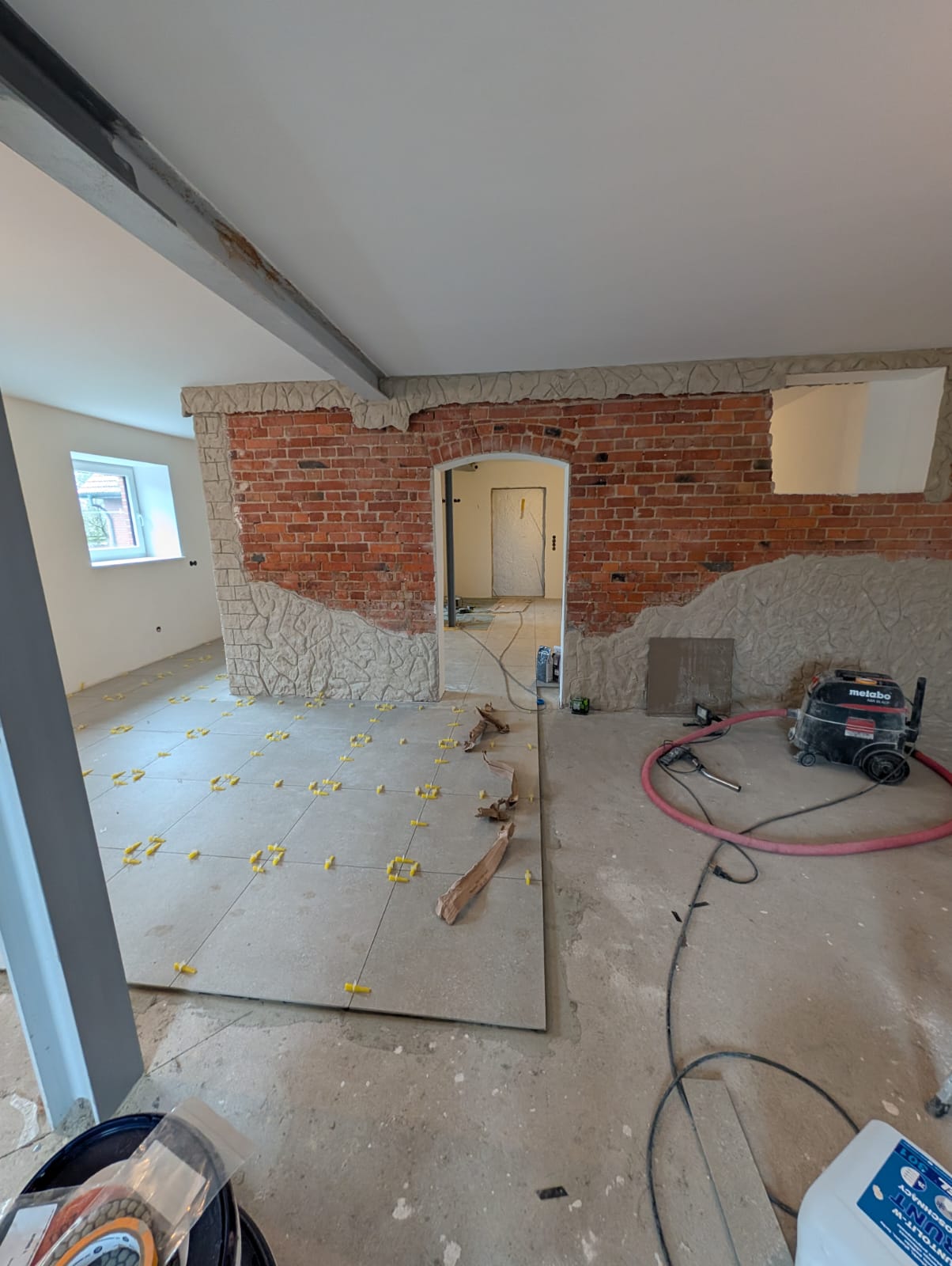 Stallumbau Rahden – Baustelle mit frisch verlegten Fliesen